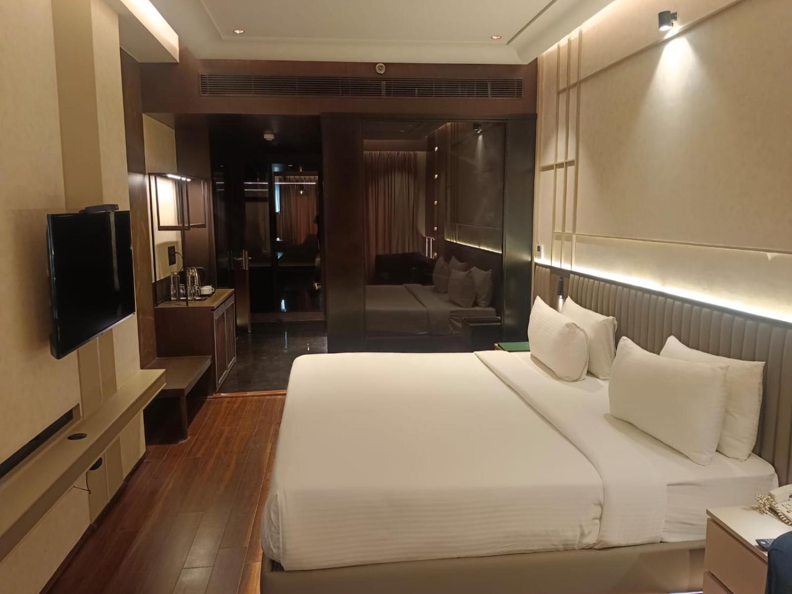 The Galgotias Hotel Gurugram Gurgaon Dış mekan fotoğraf